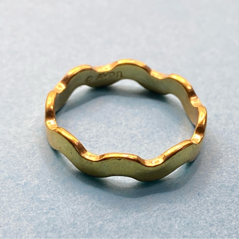 AVON Goldtone Wavy Ring Size 7 Vintage